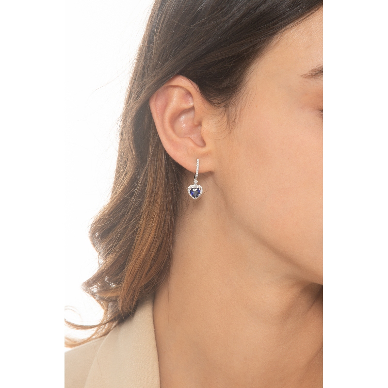 Boucles d'oreilles en or blanc 18k avec saphirs bleus  Boucles d'oreilles en or blanc 18k avec saphirs bleus