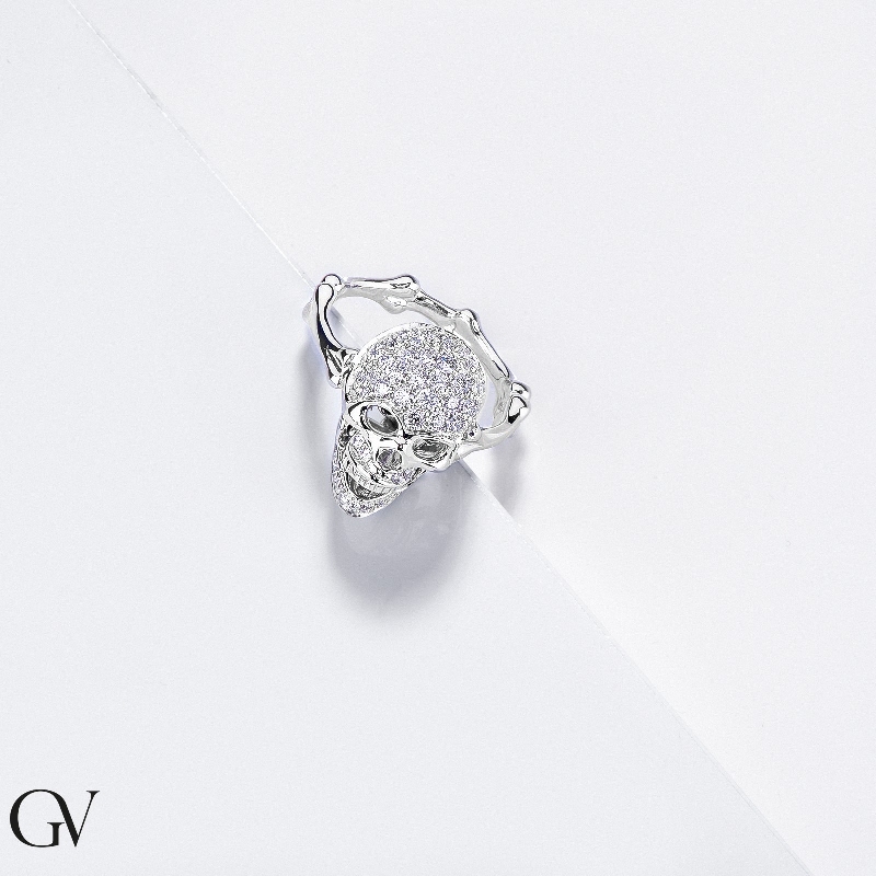 Bague tête de mort en or blanc 18K diamants blancs et yeux noirs Bague tête de mort en or blanc 18K diamants blancs et yeux noirs