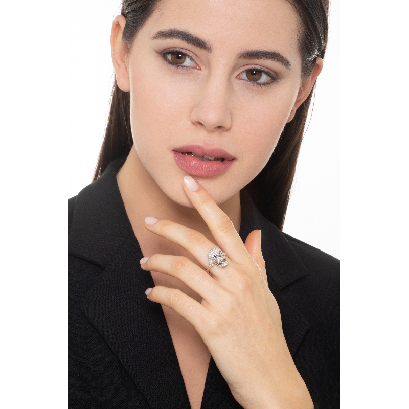 Bague tête de mort en or blanc 18K diamants blancs et yeux noirs Bague tête de mort en or blanc 18K diamants blancs et yeux noirs