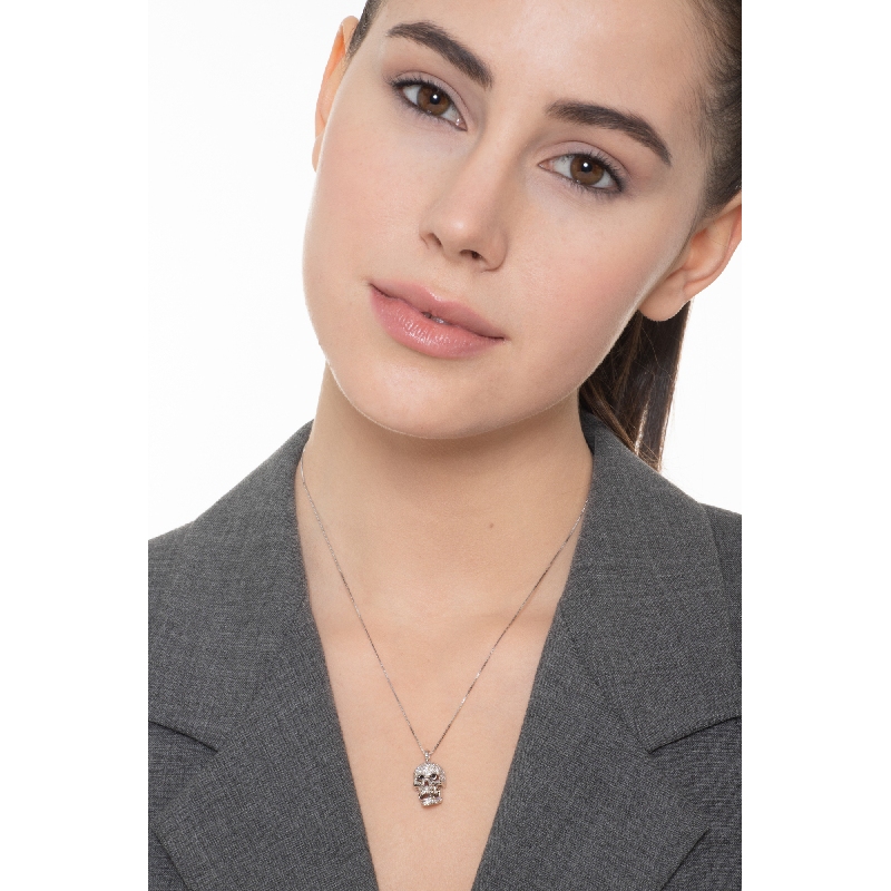 Collier en or blanc 18 carats  tête de mort en diamants blancs et yeux noirs Collier en or blanc 18 carats  tête de mort en diamants blancs et yeux noirs