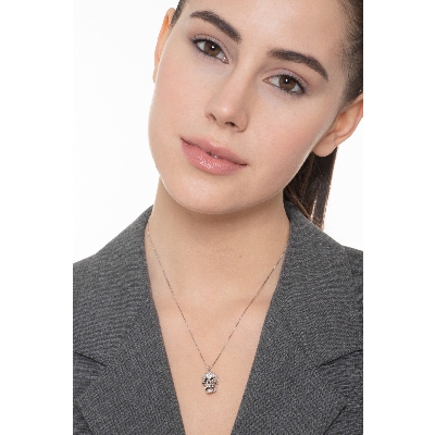 Collier en or blanc 18 carats  tête de mort en diamants blancs et yeux noirs