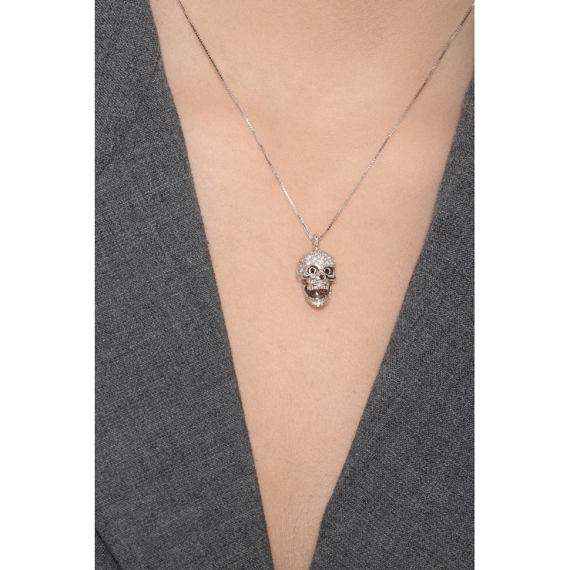 Collier en or blanc 18 carats  tête de mort en diamants blancs et yeux noirs Collier en or blanc 18 carats  tête de mort en diamants blancs et yeux noirs