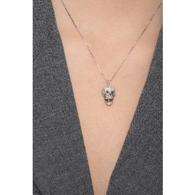 Collier en or blanc 18 carats  tête de mort en diamants blancs et yeux noirs