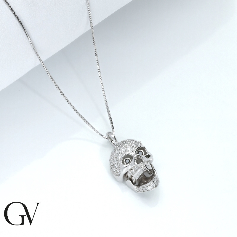 Collier en or blanc 18 carats avec pendentif tête de mort en diamants blancs et noirs Collier en or blanc 18 carats avec pendentif tête de mort en diamants blancs et noirs