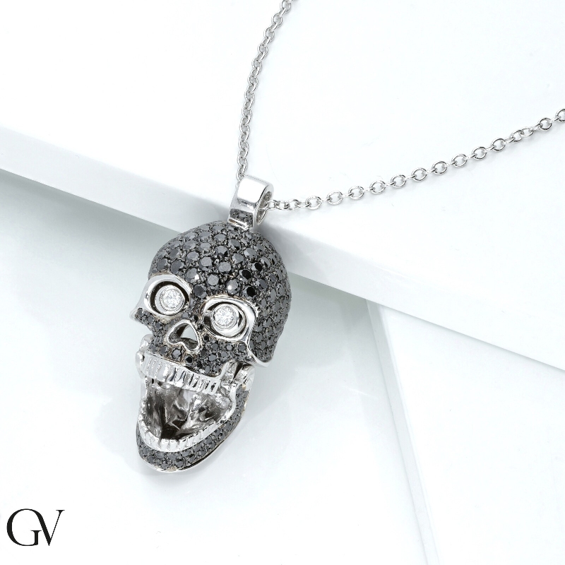 Pendentif en or blanc 18 carats avec crâne serti de diamants noirs et blancs Pendentif en or blanc 18 carats avec crâne serti de diamants noirs et blancs