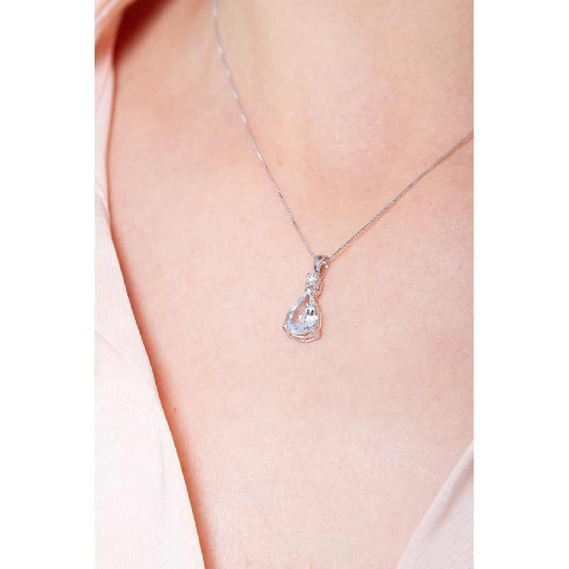 Collier pendentif en or blanc 18k aigue-marine et diamants Collier pendentif en or blanc 18k aigue-marine et diamants