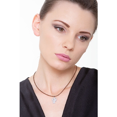 Pendentif en or blanc 18k un petit ange avec un cœur