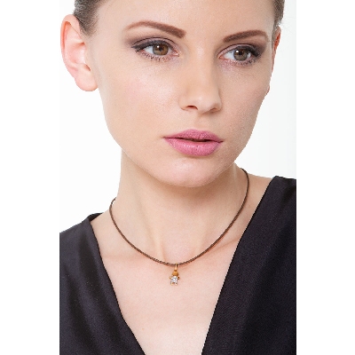 Pendentif enfant en or jaune 18k avec pavé de zircons