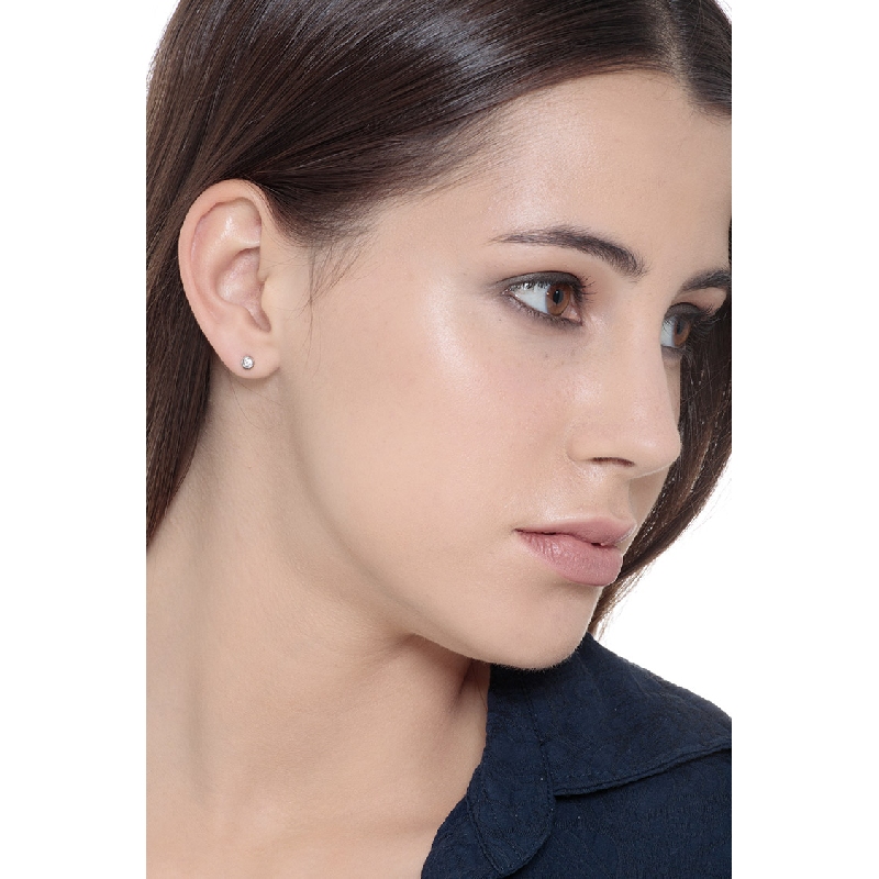 Clous d’oreilles en or blanc 18K ornés de zircones Clous d’oreilles en or blanc 18K ornés de zircones