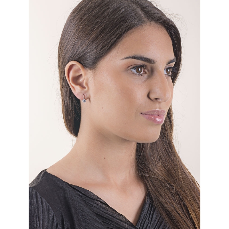 Boucles d’oreilles griffes en or blanc 18K avec zircones Boucles d’oreilles griffes en or blanc 18K avec zircones