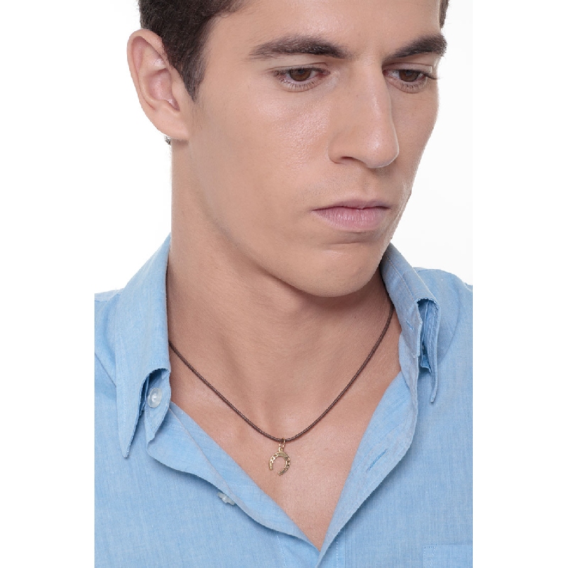 Pendentif fer à cheval en or jaune 18 carats.