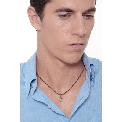 Pendentif fer à cheval en or jaune 18 carats.