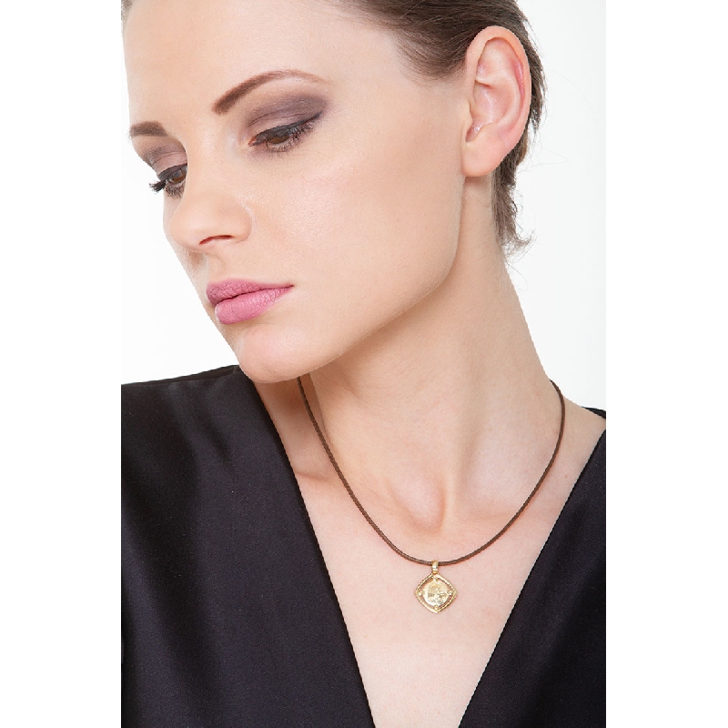 Médaille sacrée avec la Vierge et l'enfant en or jaune 18 carats.