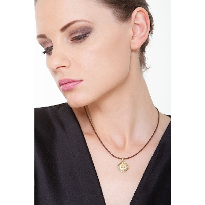 Médaille sacrée avec la Vierge et l'enfant en or jaune 18 carats.