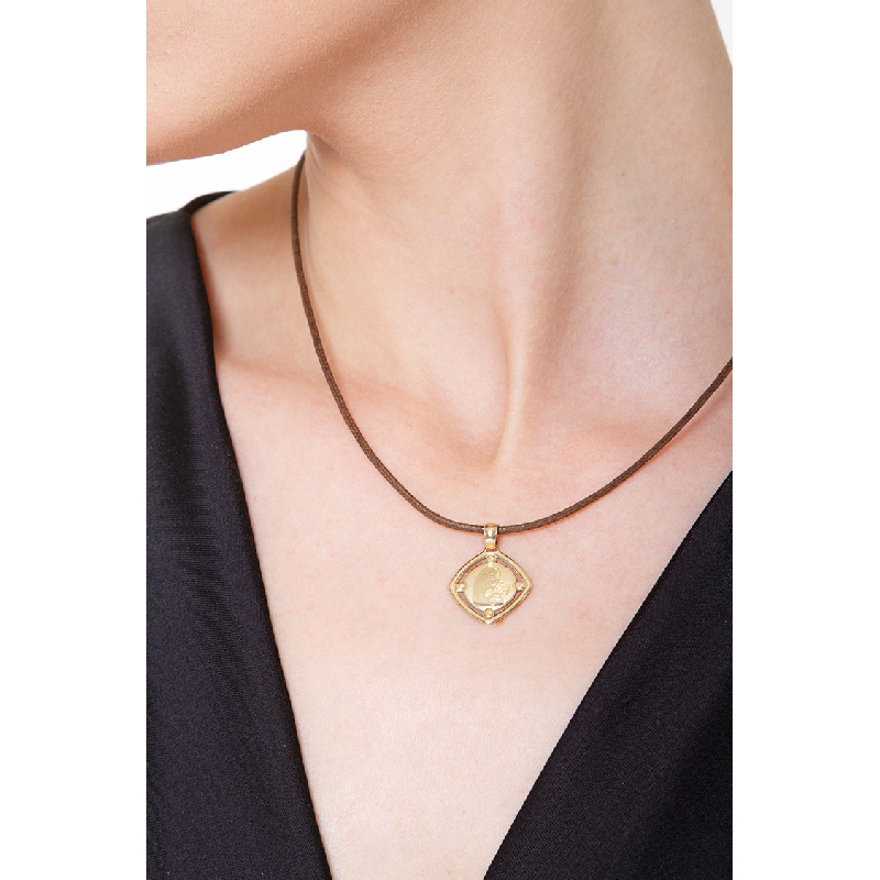 Médaille sacrée avec la Vierge et l'enfant en or jaune 18 carats.