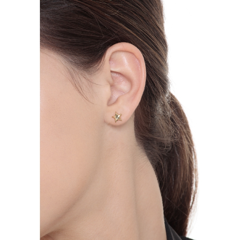 Boucles d'oreilles en or jaune 18k en forme de petite étoile Boucles d'oreilles en or jaune 18k en forme de petite étoile