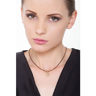 Pendentif fillette en or jaune 18k avec pavé de zircons